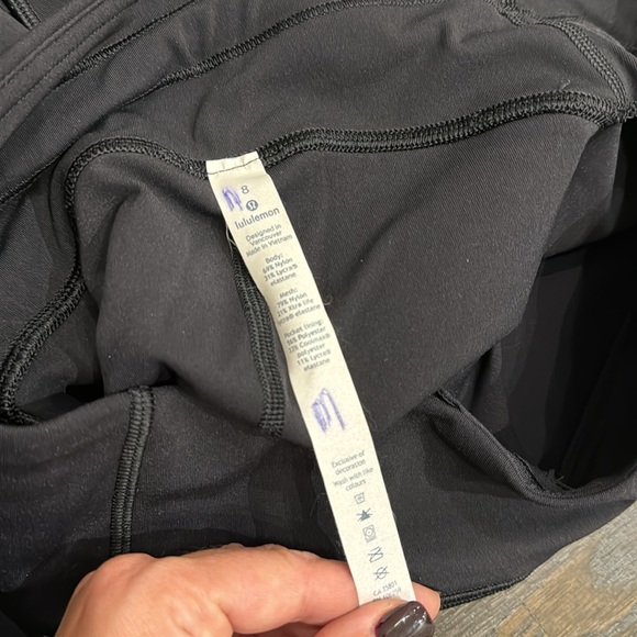 Lulu lemon 3/4 legging with mesh detail - size 8 - Picture 4 of 4